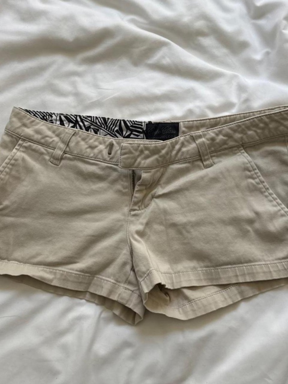 Volcom Cypre Class Beige Low-Rise Chino Micro Shorts – Size 3